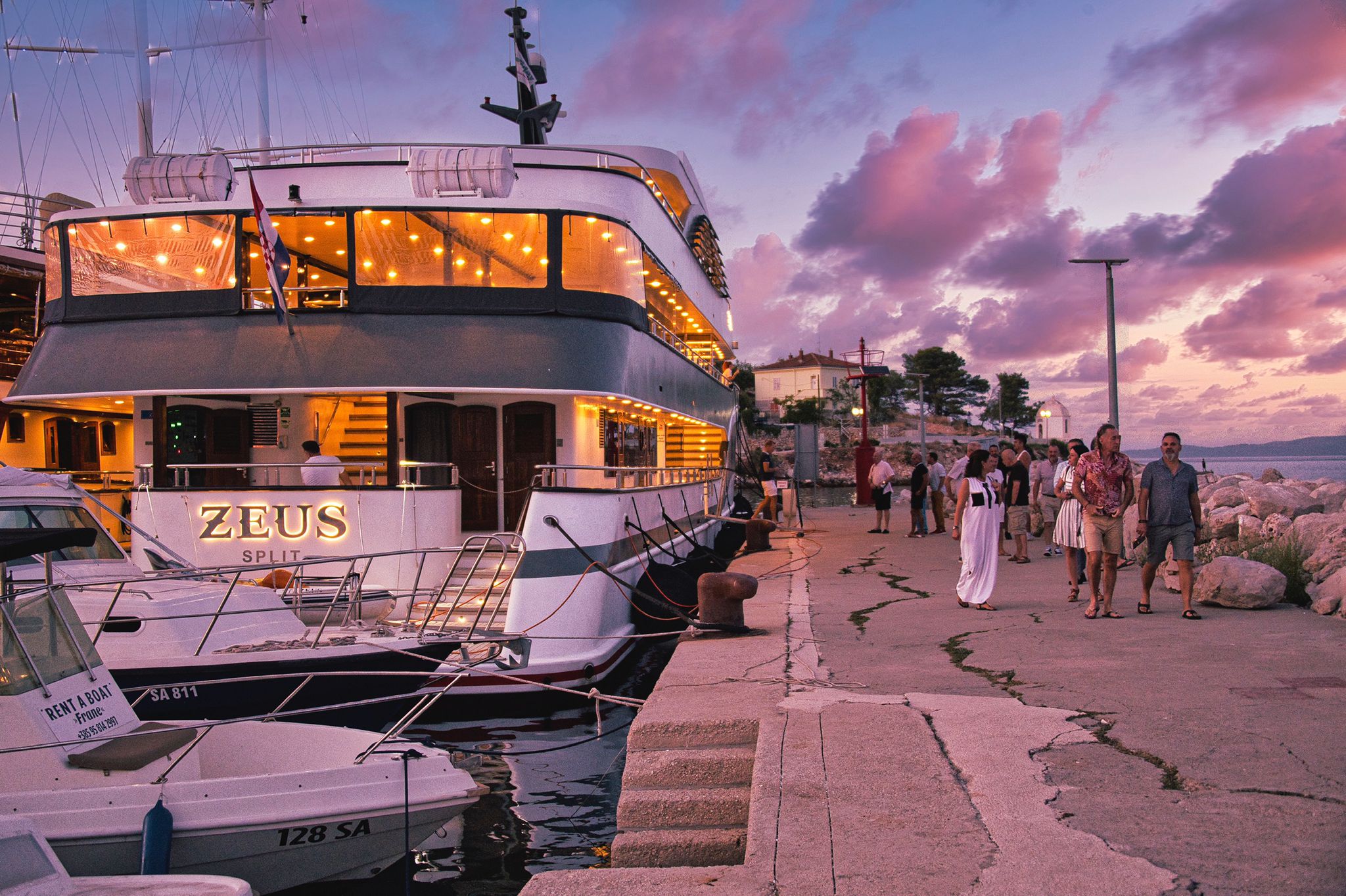 M/S Zeus au crépuscule