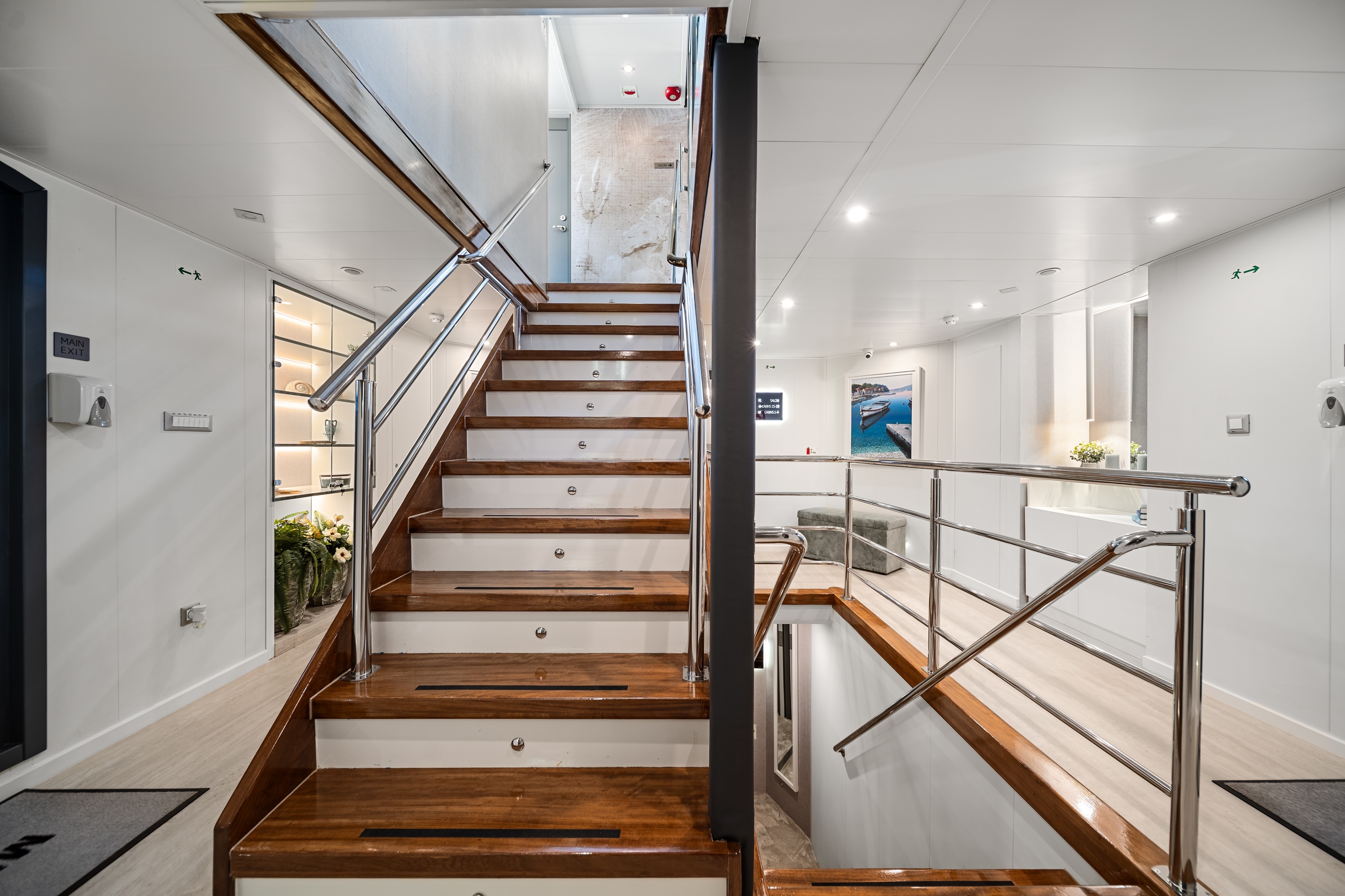 Escalier intérieur du M/S Zeus